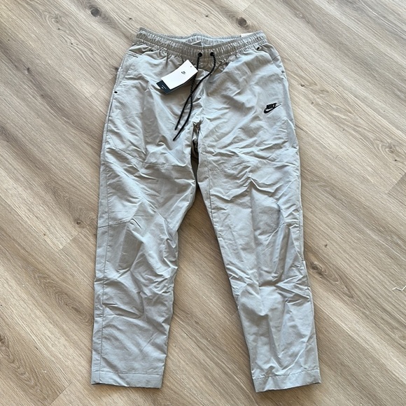 Nike Sportswear Tech Essentials
Men's lined Commuter Pants size large grey - Picture 2 of 6